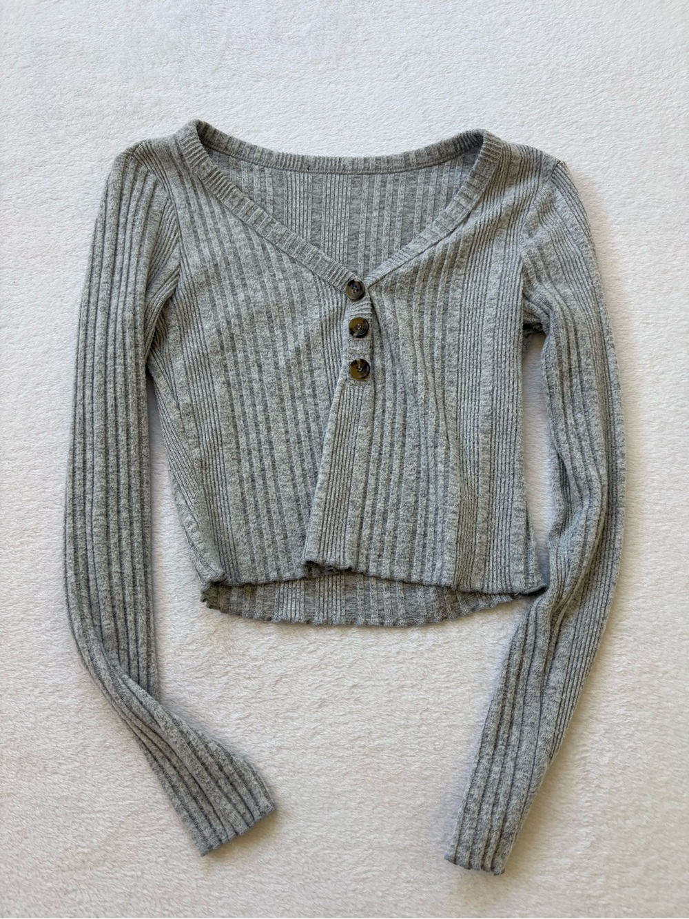 Ribbed Knit Button-Front Crop Cardigan in Heather Gray